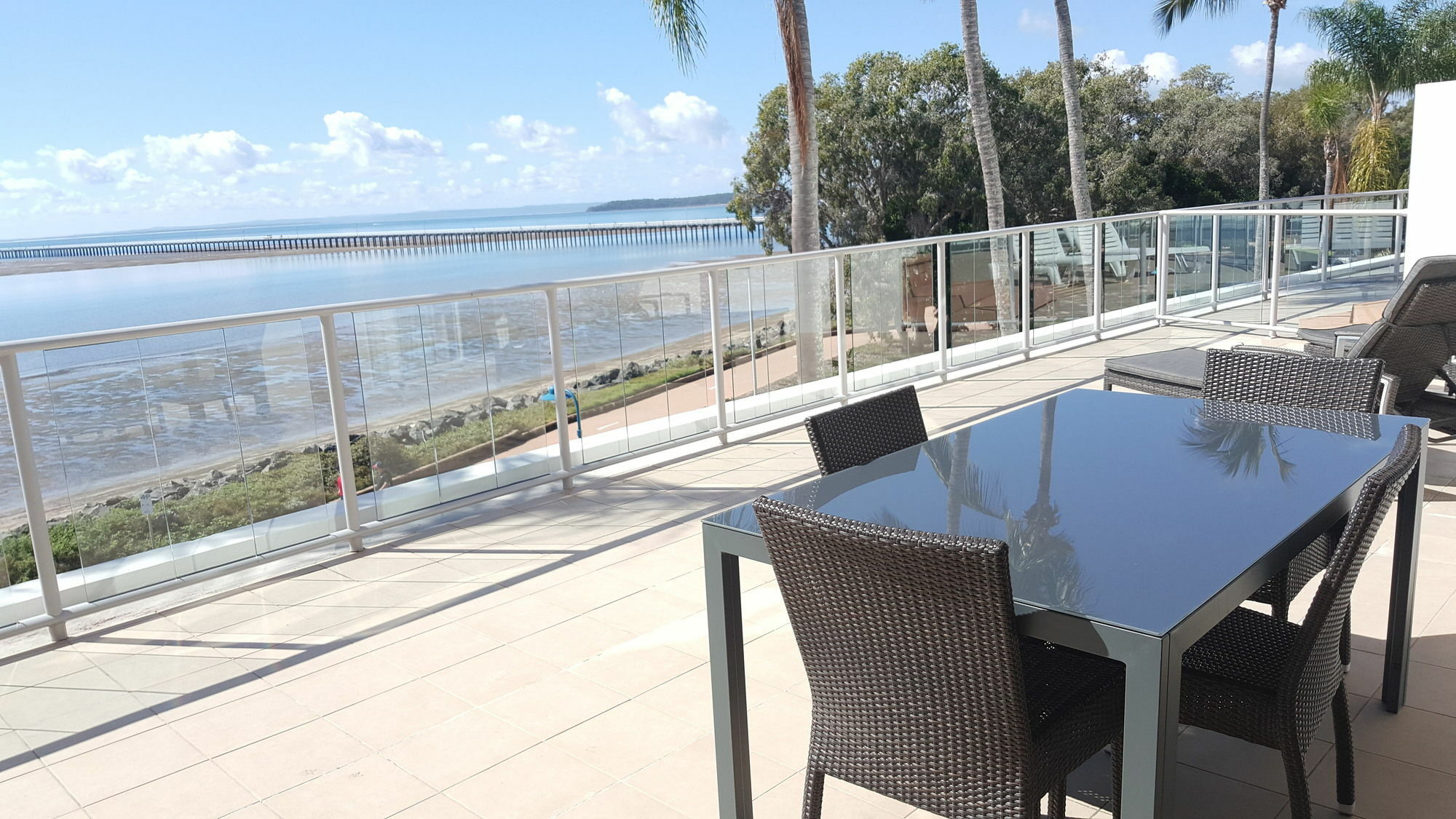 Pier Resort Apartamentos Urangan Exterior foto